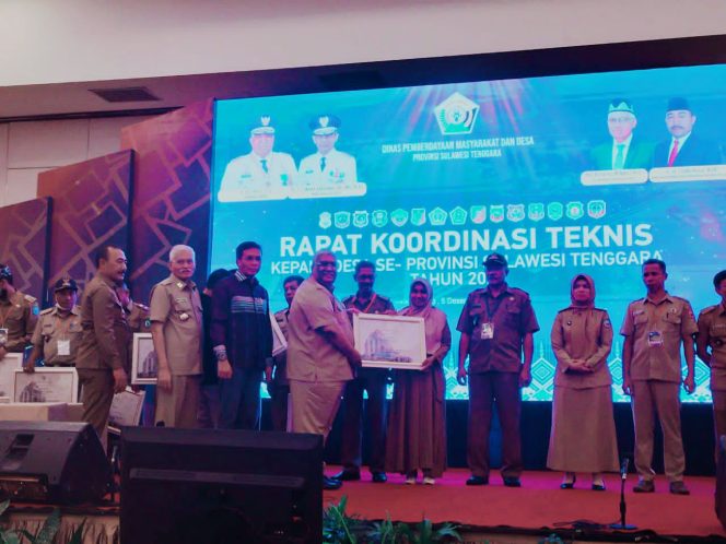 
 Suasana Rakor teknis, bersama Kepala Desa se-Sultra, dirangkaikan dengan penyerahan hadiah lomba desa tematik Provinsi Sultra. Foto: Fitri