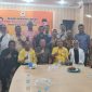 Foto: Foto bersama Ketua DPD Golkar Sultra H.Herry Asiku, SE ( duduk baju safari coklat ) saat menerima Anggota DPRD Buton di kantor DPD Golkar Sultra
