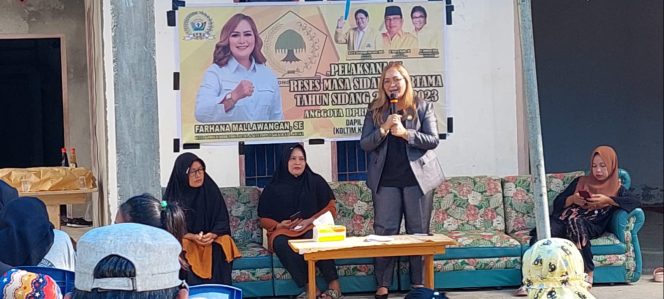 
 Foto: Farhana Mallawangan ( Berdiri ) Ketua Komisi II DPRD Sultra Fraksi Golkar berkunjung di Desa Matabondu Kolaka Timur