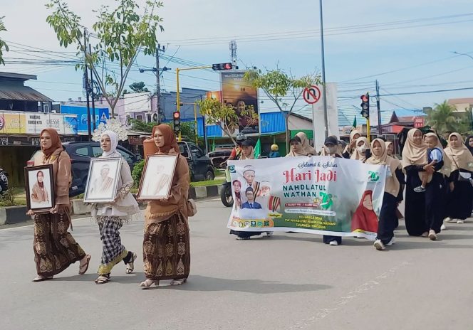 
 Ketgam : Suasana pawai dalam rangka peringatan hari jadi Nahdlatul Wathan ke-70 tahun di Provinsi Sultra.