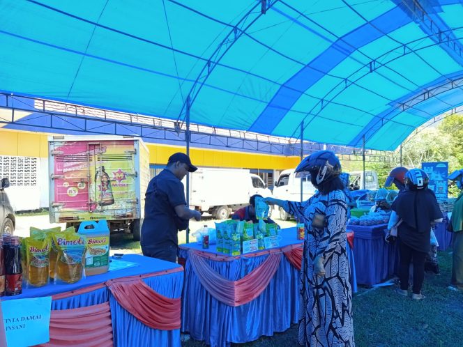 
 Ketgam : Masyarakat Kota Kendari antusias belanja Sembilan Bahan Pokok (Sembako) di Pasar Murah Dinas Perindustrian dan Perdagangan (Disperindag) Provinsi Sulawesi Tenggara (Sultra).