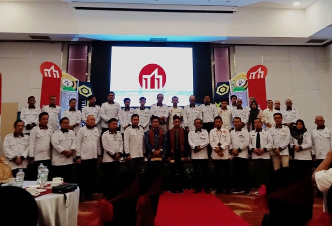 
 Ketgam : Foto Bersama Pengurus IAI Sultra, setelah pengukuhan