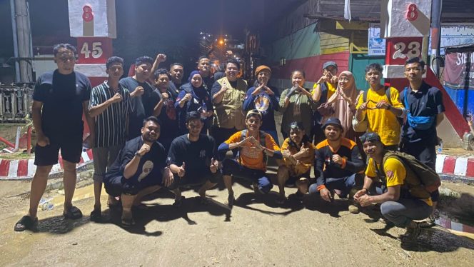 
 Ketgam: Anggota DPRD Sulawesi Tenggara Yudianto Mahardika saat meninjau langsung warga di jalan Lasolo Kota Kendari yang terdampak langsung Bencana Banjir