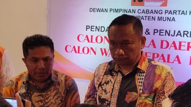 
 Ketgam: La Ode Husuna Ringa Jhon, SE., MM bersama Ketua DPC Hanura Kabupaten Muna, Irwan S.Pi