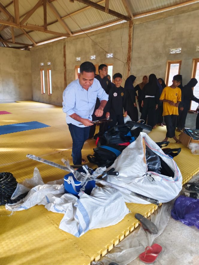 
 Ketgam: La Isra Saat Serahkan Bantuan Perlengkapan Latihan Silat Kepada Pengurus Ranting Pencak Organisasi Kelurahan Dana (FOTO : BURHAN ODE)