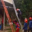 Ketgam : Proses pemadaman kebakaran ruko oleh petugas Damkar Kota Kendari di Jalan MT Haryono, Selasa 30 Desember 2025.