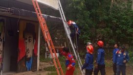 Ketgam : Proses pemadaman kebakaran ruko oleh petugas Damkar Kota Kendari di Jalan MT Haryono, Selasa 30 Desember 2025.