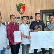 Ketgam: Kuasa Hukum Suwandi Suaib Sainong, Abdul Razak Said Ali,SH., bersama tim saat melaporkan Bupati Bombana di Polda Sultra