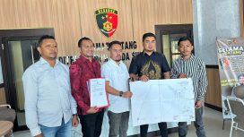 Ketgam: Kuasa Hukum Suwandi Suaib Sainong, Abdul Razak Said Ali,SH., bersama tim saat melaporkan Bupati Bombana di Polda Sultra